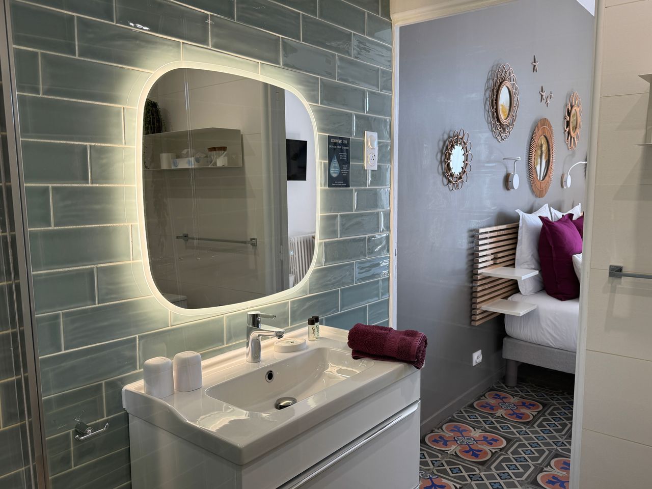 Salle de bain disposant d'une douche, d'un toilette et d'un lavabo