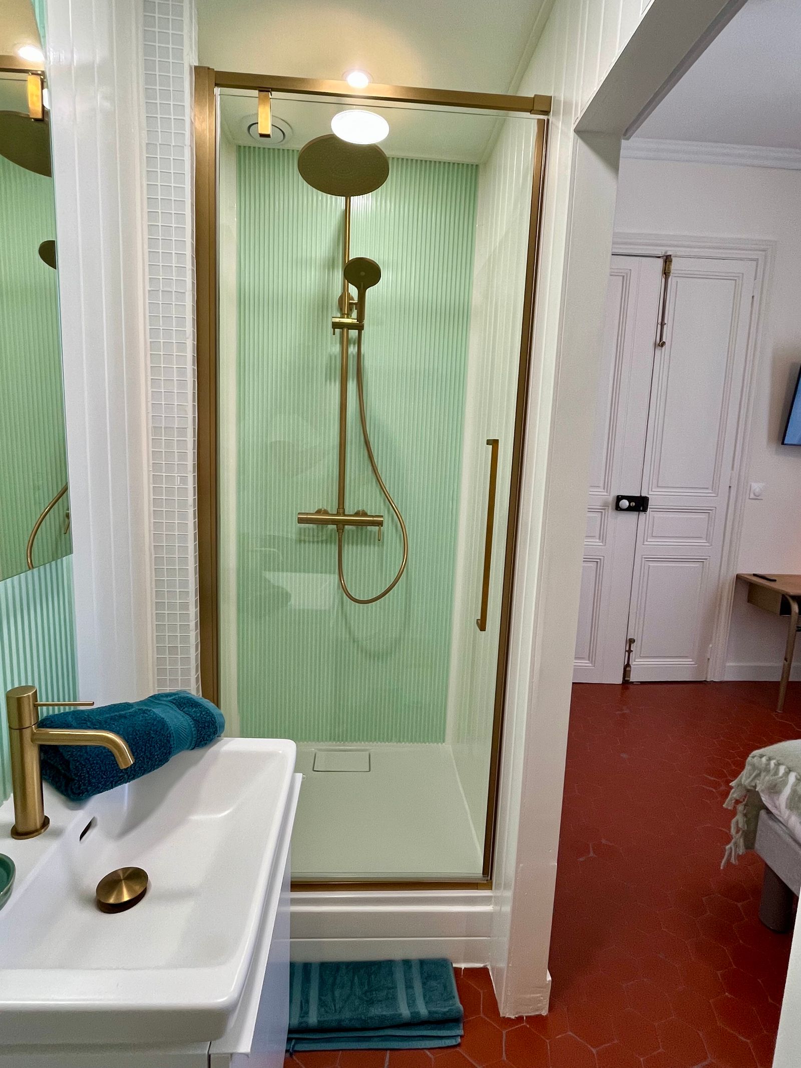 Salle de bain disposant d'une douche et d'un lavabo