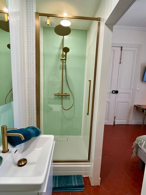 Salle de bain disposant d'une douche et d'un lavabo